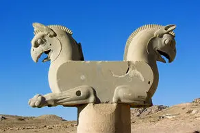 پرنده همای سعادت در روی تخت جمشید نشست؛ واقعیت چیست؟/ عکس