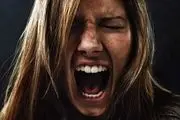 شوهر عصبانی زنش را داخل سطل زباله انداخت/ عکس