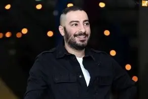 استایل خاص و متفاوت نوید محمدزاده در ماشین لاکچریش/ عکس