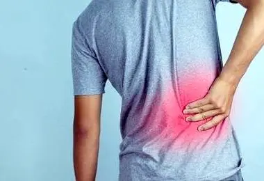 چرا هنگام نشستن کمرتان درد می‌گیرد؟