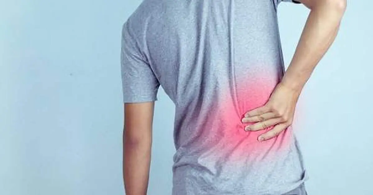 چرا هنگام نشستن کمرتان درد می‌گیرد؟