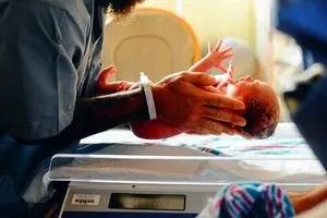 کار زشت و بی‌شرمانه زن زائو در بیمارستان!