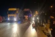 برخورد یک دستگاه اتوبوس مسافربری با نمازخانه بین راهی