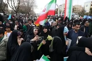 واکنش مردم پس از دیدن زینب سلیمانی در خیابان + عکس 