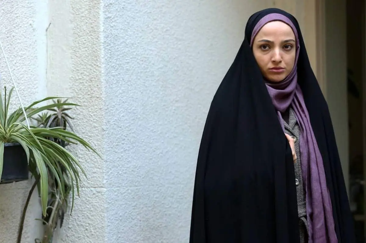 بازیگر محجبه تلویزیون چادر را از سر برداشت و سیگار به دست شد!/ ندا جبرائیلی حتی روسریاش را هم از سر برداشت!+ عکس شرمآور