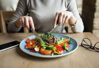 رابطه محدود کردن ساعات غذا خوردن با زوال عقل در سنین بالاتر چیست؟