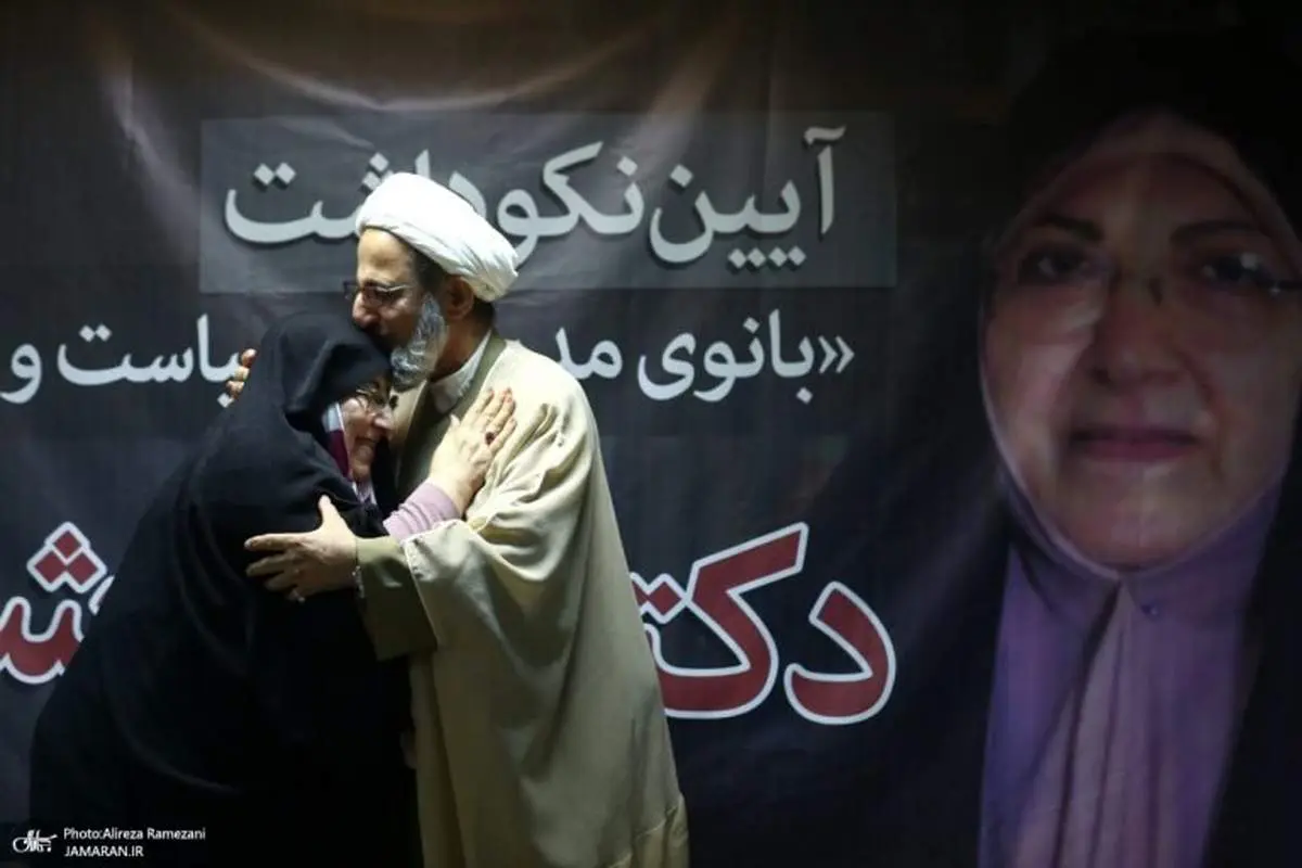 بوسه همسر این چهره زن سیاسی در ایران سوژه عکاسان شد + ببینید