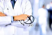 این دکتر هندی بیمارش را حسابی کتک زد+ عکس