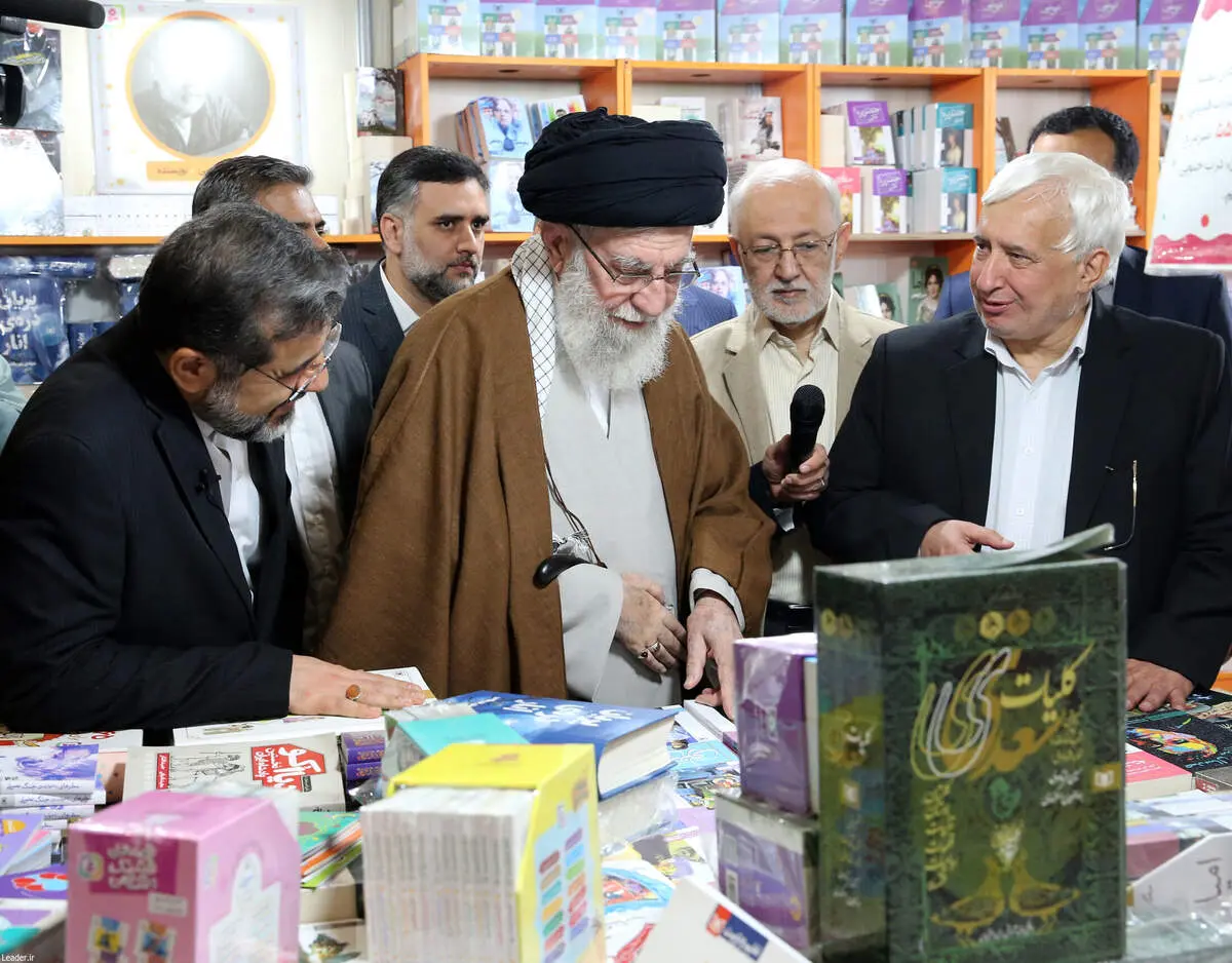رهبر انقلاب: فعالان فضای مجازی، ترویج کتاب و کتابخوانی را از جمله وظایف خود بدانند/ هیچ چیزی نمی‌تواند جای کتاب را بگیرد