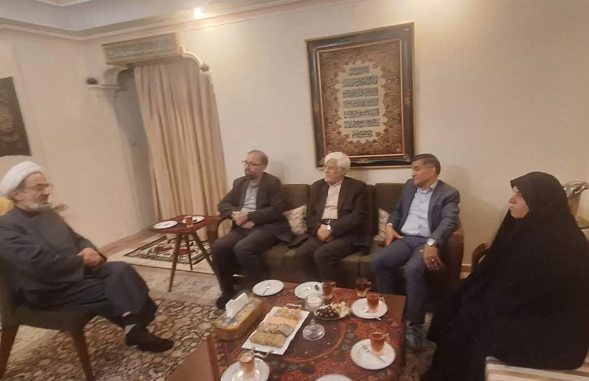 محمدرضا عارف به منزل مرحومه زهرا شجاعی رفت 
