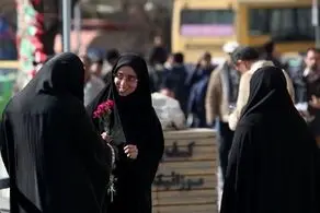 گزارش حمایتی صداوسیما از گشت ارشاد با اعطای گل + ببینید 