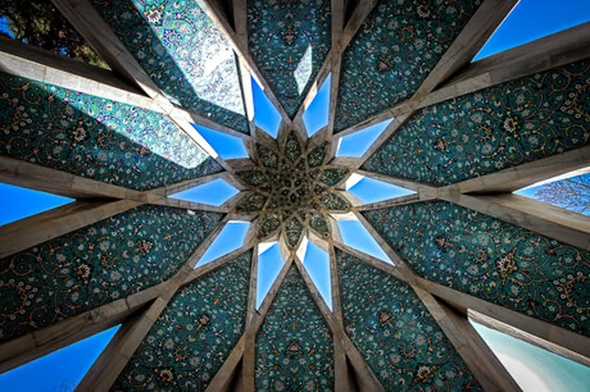 خیام، سرزنش‌گر رنج بیهوده و ستایش‌گر وقت آسوده