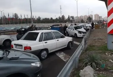 برخورد با گاردریل و واژگونی