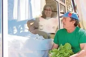 بیماری مرموز این زن او را در قفس زندانی کرد!
