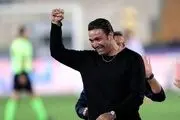 حمله دوباره طرفداران استقلال به جواد لالیگایی/ مراسم پرسپولیسی‌ها برای اورونوف، آبی‌ها را یاد نکونام انداخت!