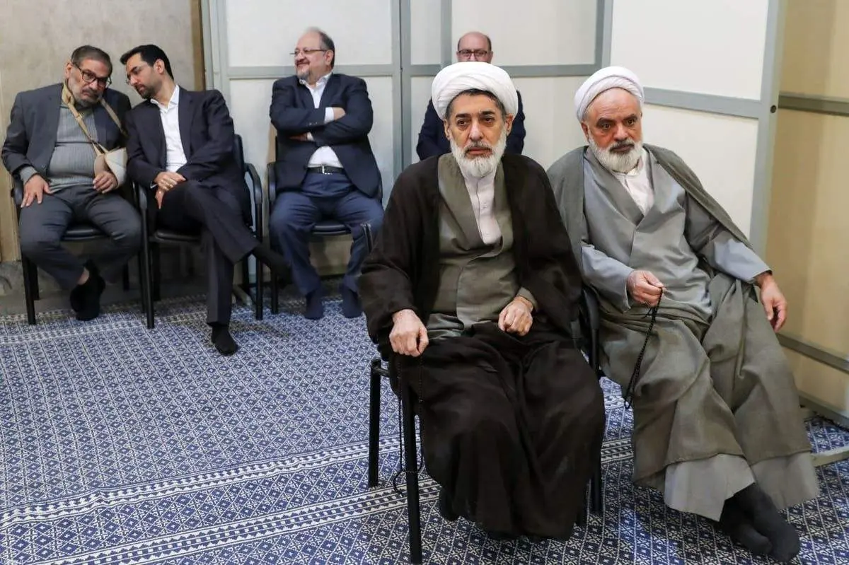 علی شمخانی با دست شکسته در بیت رهبری + ببینید