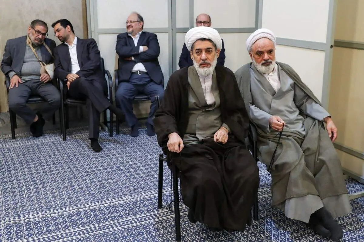 علی شمخانی با دست شکسته در بیت رهبری + ببینید 