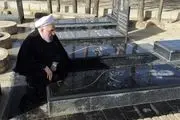 حضور حسن روحانی بر سر مزار والدین خود