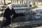 حضور حسن روحانی بر سر مزار والدین خود