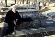حضور حسن روحانی بر سر مزار والدین خود