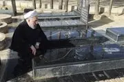 حضور حسن روحانی بر سر مزار والدین خود
