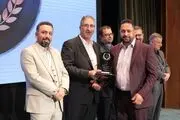 تجلیل از مسعود جوکار درزی مدیرعامل موسسه حقوقی مجد وکیل الرعایا در دومین اجلاس سراسری مدیران ارزش آفرین