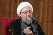 حضور آیت‌الله آملی لاریجانی در منزل رئیس جمهور شهید 