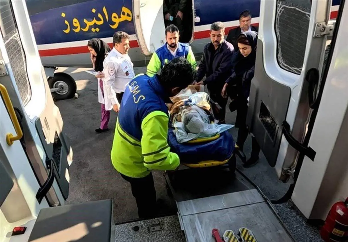 تصاویر انتقال پسر خردسال ۴ ساله که در حادثه تروریستی کرمان به شدت آسیب دید + عکس