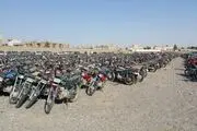 نوشته قشنگ این مرد مهربان روی موتورش همه را سورپرایز کرد/ عکس

