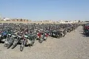 نوشته قشنگ این مرد مهربان روی موتورش همه را سورپرایز کرد/ عکس

