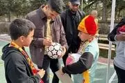 علی کریمی سراغ زلزله زدگان ترکیه رفت + عکس
