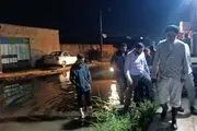 عکس از امام جمعه اهواز با چکمه در میان آبگرفتی + ببینید 
