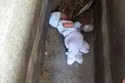 پیدا شدن نوزاد 2 ماهه بدبخت داخل قبر خالی+ عکس