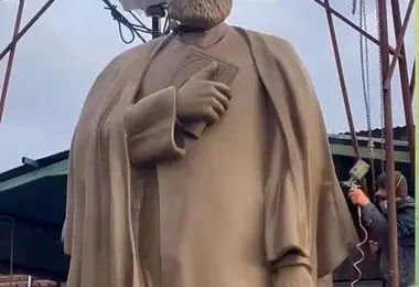 مجسمه ابراهیم رئیسی سقوط کرد 