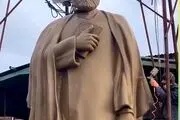 مجسمه ابراهیم رئیسی سقوط کرد 
