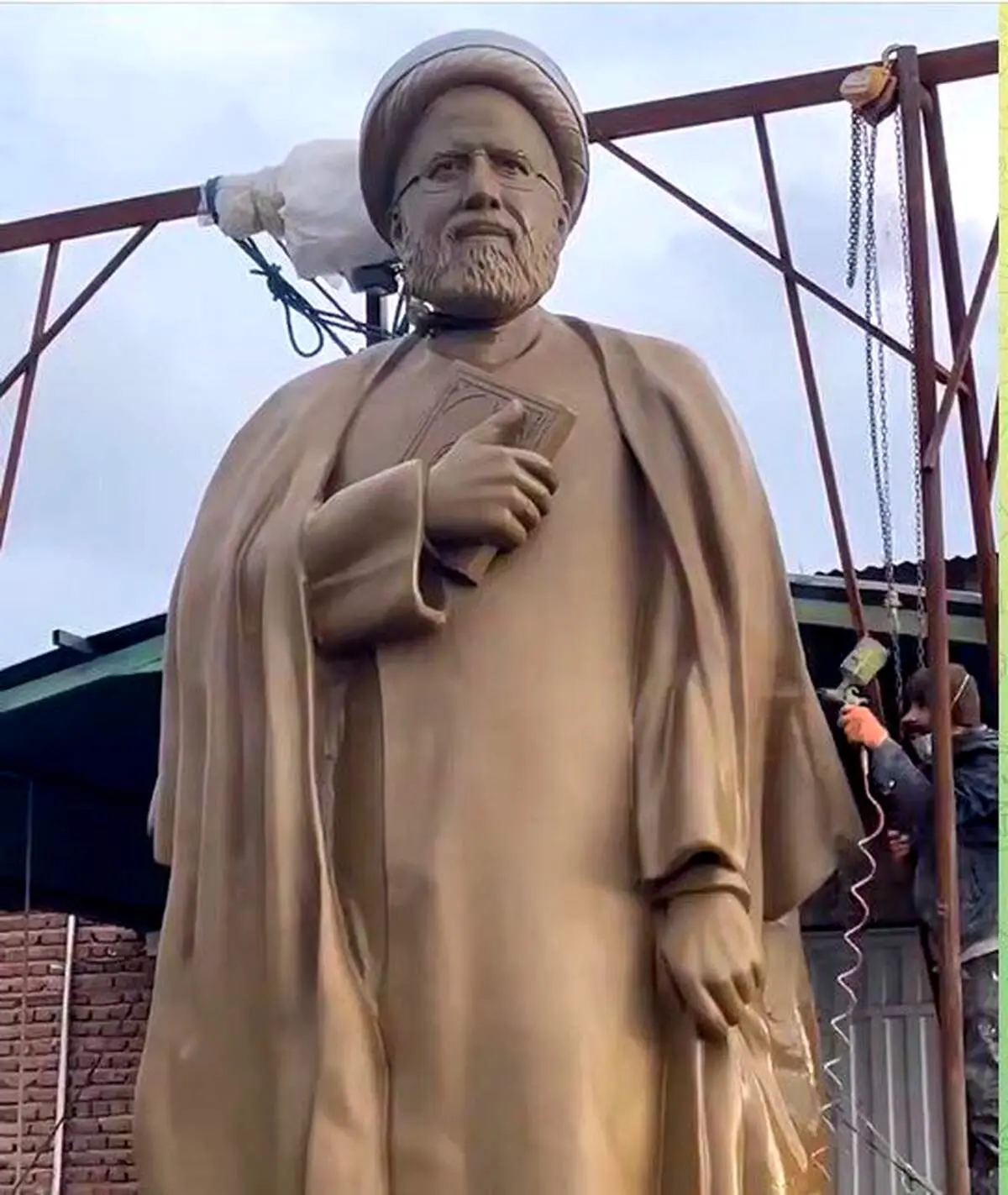 مجسمه ابراهیم رئیسی سقوط کرد 