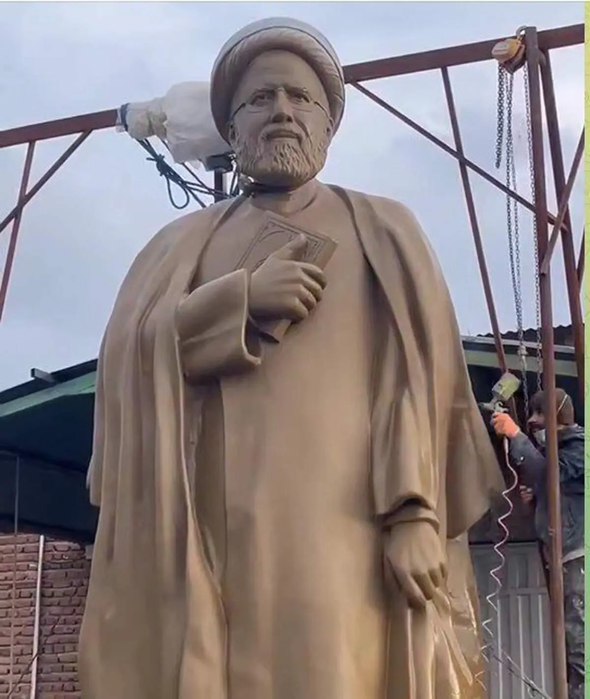 مجسمه ابراهیم رئیسی سقوط کرد 