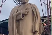 مجسمه ابراهیم رئیسی سقوط کرد 