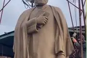 مجسمه ابراهیم رئیسی سقوط کرد 