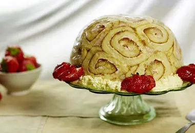 طرز تهیه دسر شارلوت یخچالی با طعم موز و گردو