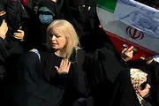 زن مو بلوند در میان زنان چادری| مقابل سفارت ســابق آمریکا چه خبر بود