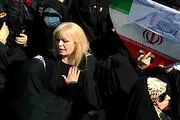 زن مو بلوند در میان زنان چادری| مقابل سفارت ســابق آمریکا چه خبر بود