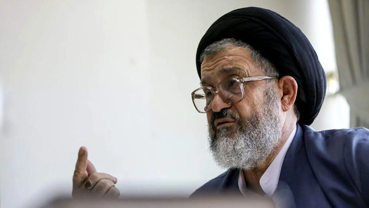 خطیب نماز جمعه فقط می‌تواند تذکر دهد/ کار امام جمعه پلمب نیست