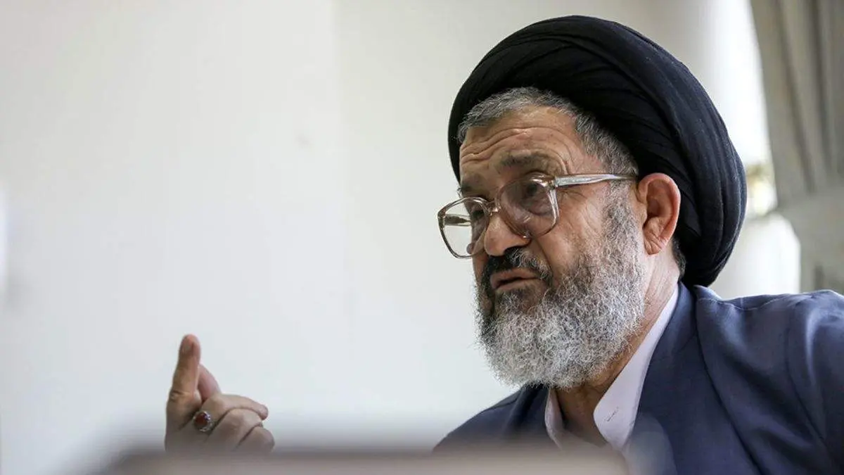 خطیب نماز جمعه فقط می‌تواند تذکر دهد/ کار امام جمعه پلمب نیست