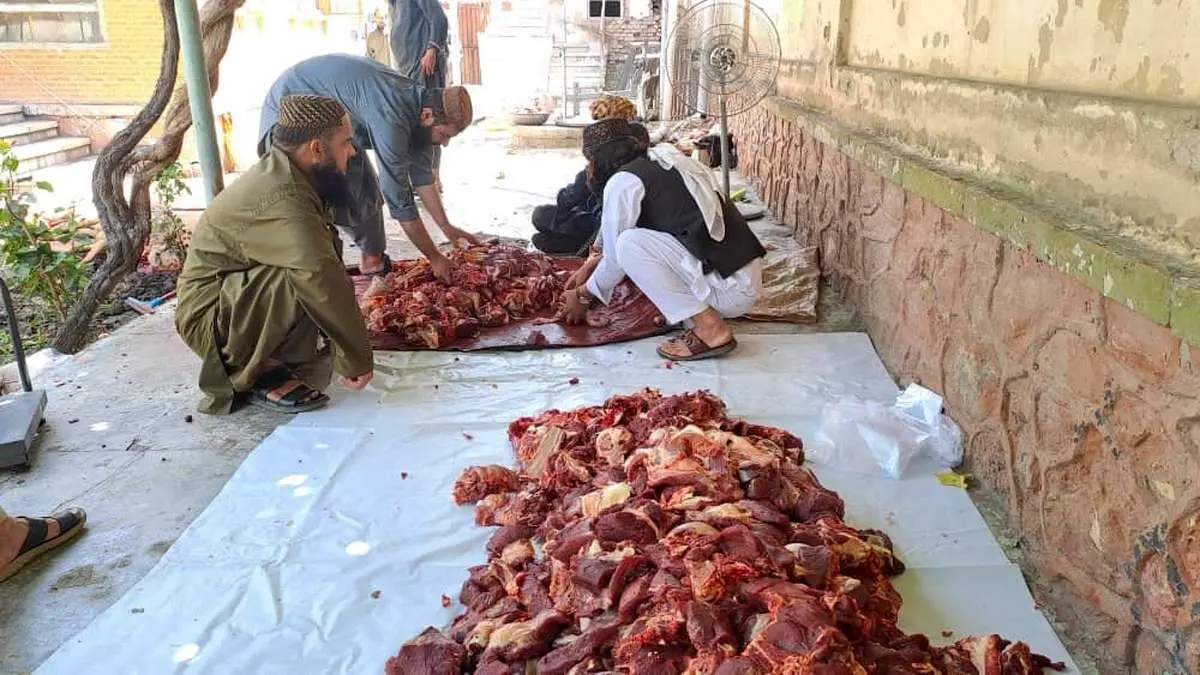 ژنرال مبین گوشت قربانی پخش کرد + عکس