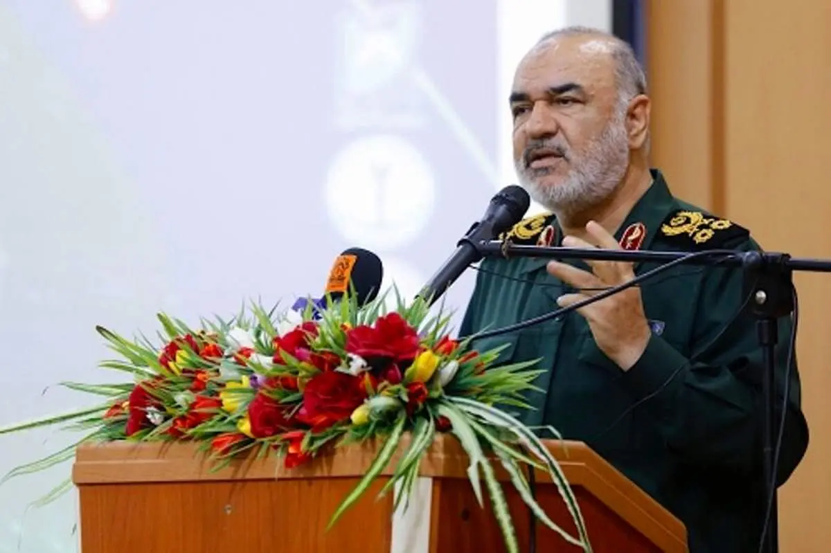برای دقیق کردن محاسبات دشمن بخشهایی از قدرتمان را نشان میدهیم