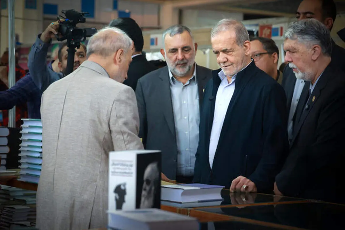 رئیس‌جمهور از نمایشگاه کتاب تهران بازدید کرد 