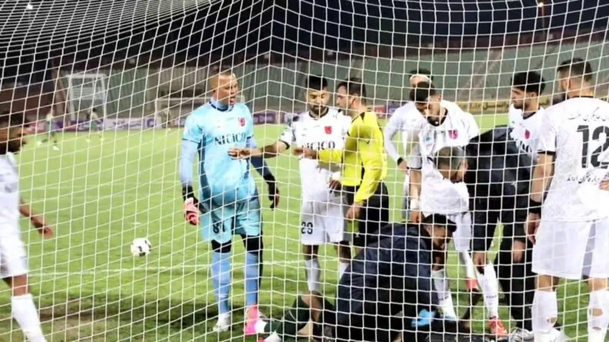 توهین عجیب گلر پرسپولیسی و احتمال محرومیت او!

