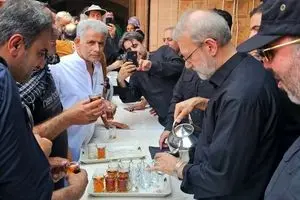 علی لاریجانی در حال پذیرایی از زائرین + عکس 