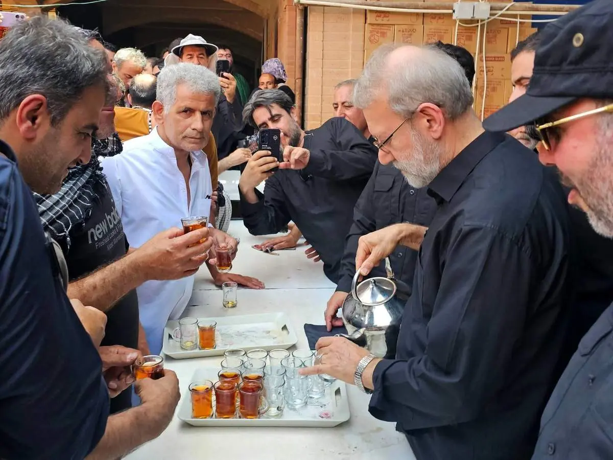 علی لاریجانی در حال پذیرایی از زائرین + عکس 